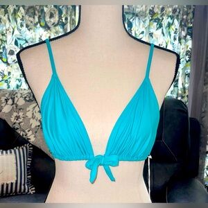 3/$25 NWT 𝘀𝗶𝘀𝘀𝘁𝗿𝗲𝘃𝗼𝗹𝘂𝘁𝗶𝗼𝗻 𝘌𝘭𝘦𝘢 𝙰𝙶𝚄𝙰 𝘛𝘳𝘪𝘢𝘯𝘨𝘭𝘦 top